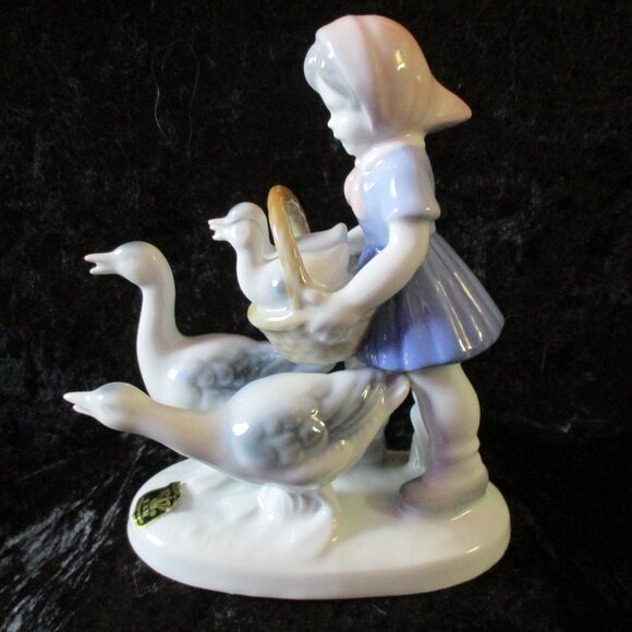 Vintage Golden Crown E & R Western Germany Girl with Ducks & Basket Figurine - Picture 3 of 8